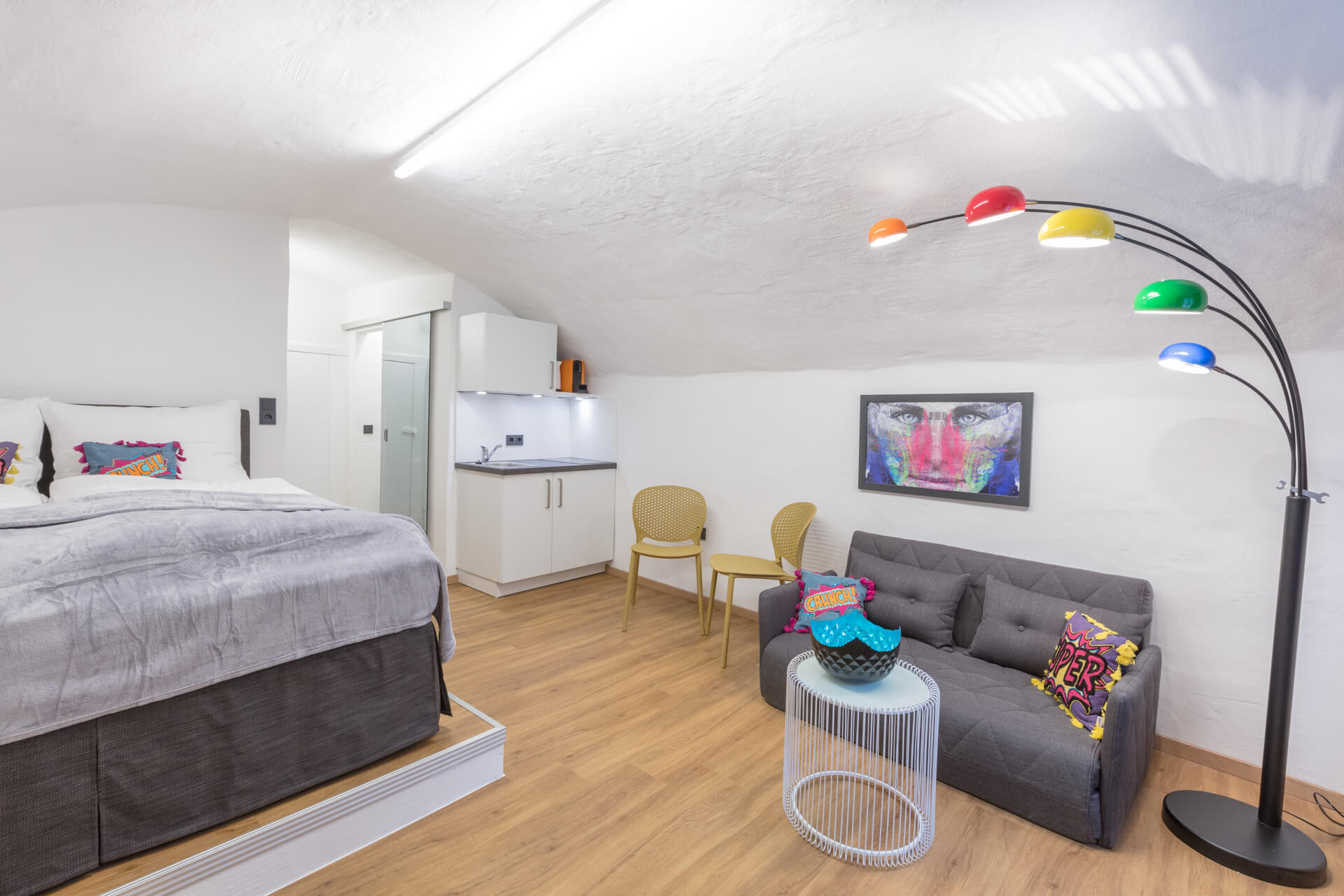 The colorful POP ART Apartment has approximately 25 m², is located on the first floor of the Stone Lodge and offers views of the historic Steingasse.